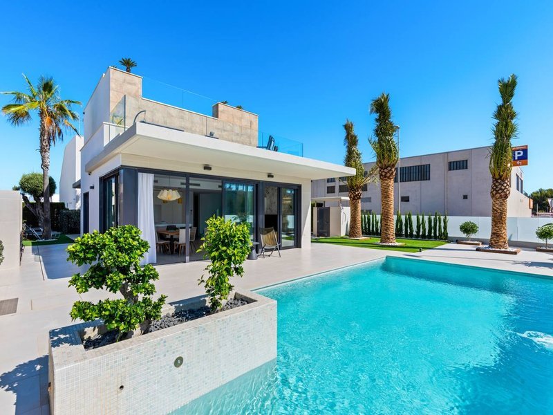 Villa with front pool area