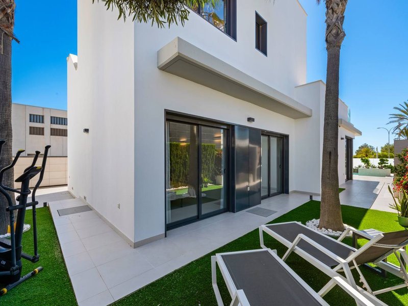 Spacious terrace with ocean view